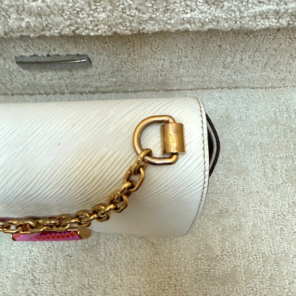 Louis Vuitton Twist MM Bag in white EPI Leather with Pink & Orange Accents - Picture 8 of 16